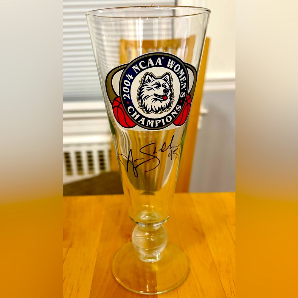 UCONN SIGNED 2004 Women’s Championship glass (#43 ANN STROTHER)